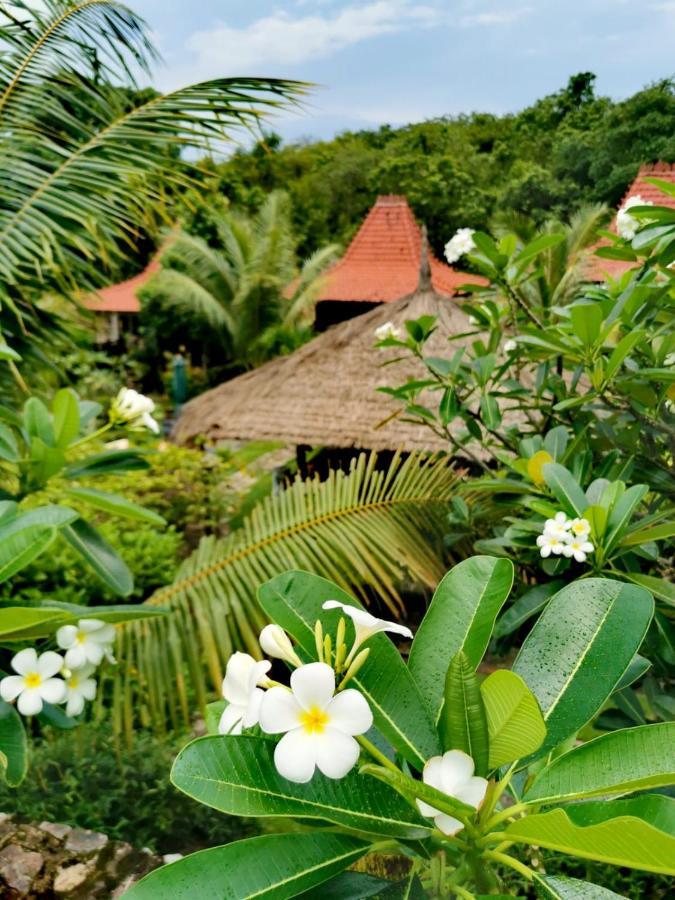 Mirabelle Joglo Village Каримунджава Экстерьер фото